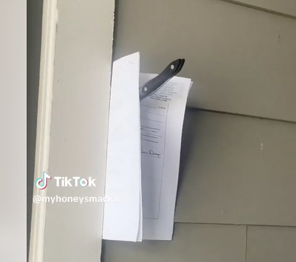 一名美國女子返家時發現「門口插著一把刀」,原來是房東留下的驚悚訊息。圖/取自TikTok