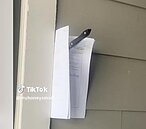 惡劣房東趕人想出恐怖手段　她返家見「門口插一把刀」這幕嚇壞