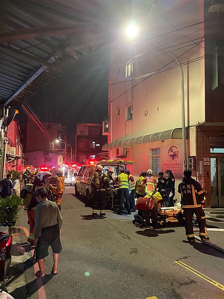 桃園市中壢區成功路氣爆！一家9人包括父母及7子女今搬入租屋處，使用天然瓦斯時不慎發生氣爆。內壢大小事line群提供
