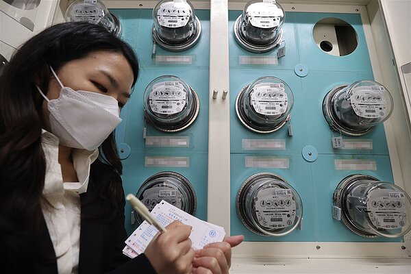 示意圖,非文中當事人。電價從4月起調漲,坊間陸續傳出與電價相關的不實謠言,像是半夜電費計價比較低等等。 聯合報系資料照片/記者許正宏攝影