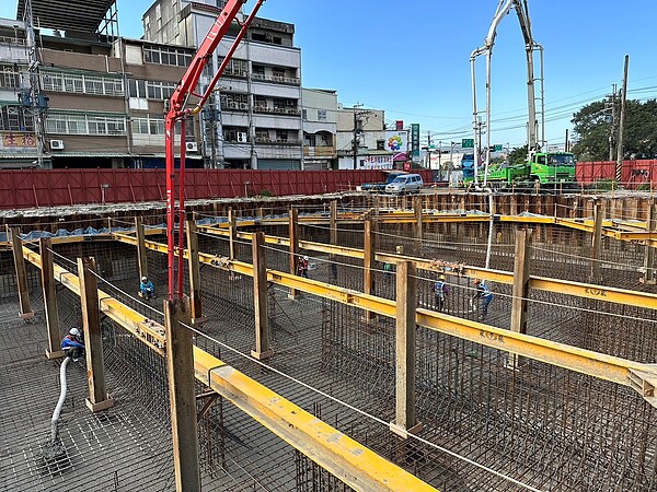 廣停三工程被列為優先施做的項目之一,圖為先前進行的底板灌漿工程。圖/新北市地政局提供