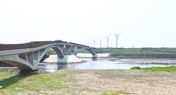 許厝港自行車景觀大橋通車。圖/桃園市政府提供