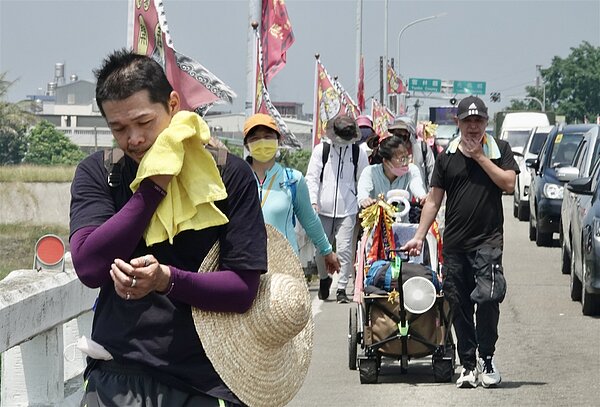 民眾參與大甲媽遶境，祈求平安，但必須注意「注意防曬」、「多補充水分」、「穿寬鬆的鞋子」及「隨身攜帶必備藥品」，4件大事缺一不可。聯合報系資料照