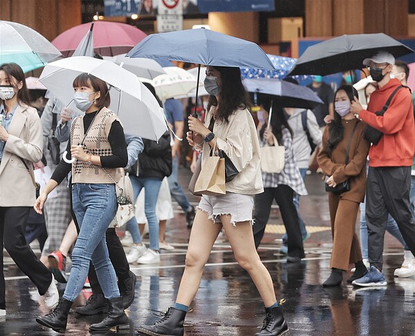 因鋒面漸近，西半部地區會有短暫陣雨或雷雨，今天雨勢愈晚愈明顯。圖／聯合報系資料照