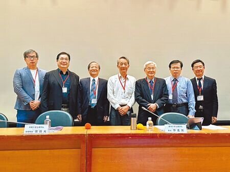 台灣法學基金會近日舉辦自辦市地重劃爭議研討會,前大法官廖義男(右三)和東海大學法律學院榮譽教授溫豐文(右四)出席擔任主持人和與談人。(陳志賢攝)