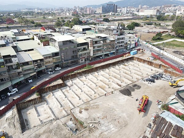 新莊塭仔圳第二區「廣停三」用地的滯洪池預計年底完工,地上將設停車場。圖/新北市地政局提供