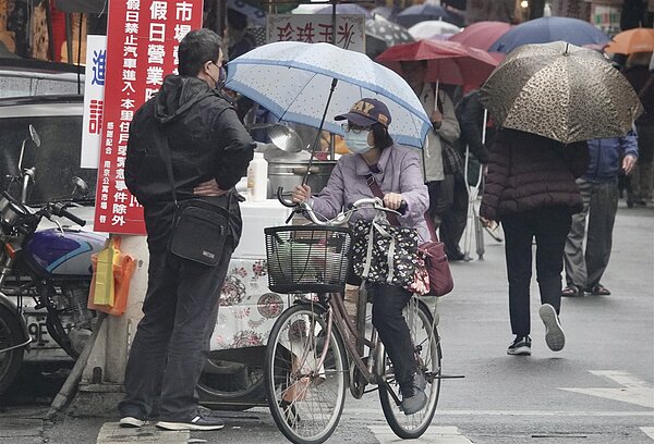今天白天西部率先下雨,明日影響最劇恐伴強風雷擊。聯合報系資料照