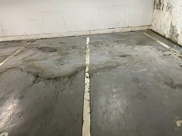 府後停車場及稅務大樓停車場長期未整修,地下水位高導致地面及牆面滲水、油漆剝落、地坪破損。圖/新竹市政府提供