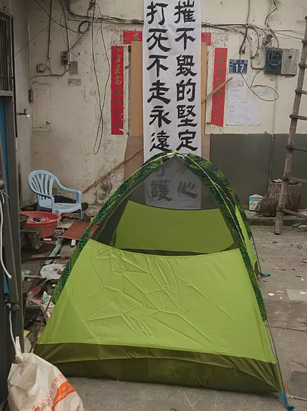 「番仔路庄」自救會主委林秀芬在已被拆的住家前搭帳棚長期對抗。圖/林秀芬提供