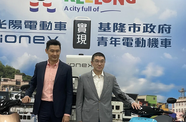 基隆市長政見將落實,左為光陽機車董事長柯勝峯。記者/邱馨儀攝