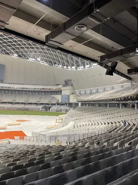 球場外野草皮也陸續鋪上。圖/取自臉書社團「中華職棒六隊一家親討論區」