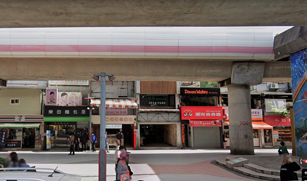 捷運士林站旁「繼光香香雞」透天店面。取自google