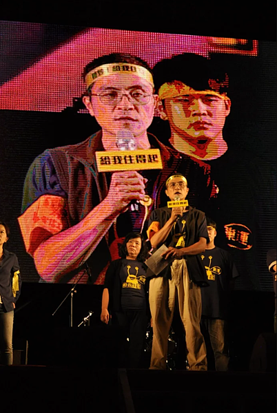 呂秉怡就讀台大建築與城鄉研究所二年級時一腳踏進無住屋運動;他參與1989年無殼蝸牛運動數萬人在忠孝東路過夜。圖/呂秉怡提供