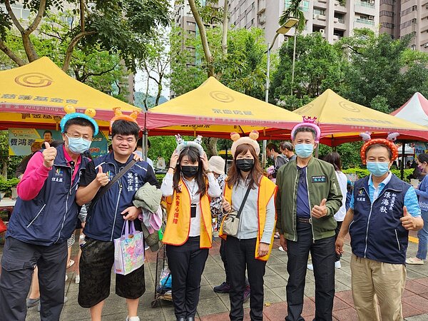 永慶房屋與眾多里長聯合舉辦公益園遊會,準備多種的造型氣球頭飾,贈送給參加的大小朋友,營造歡樂的活動氣氛。圖/永慶房產集團提供