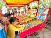 永慶房屋響應社區公益園遊會　贈造型氣球與里民同歡
