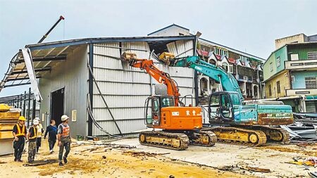 
新竹縣對農地違章施鐵腕，2部怪手強制拆除湖口鄉一處600多坪的農地倉庫。（羅浚濱攝）
