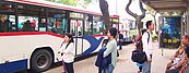「翻覆誰負責？」　街頭驚現傾斜公車