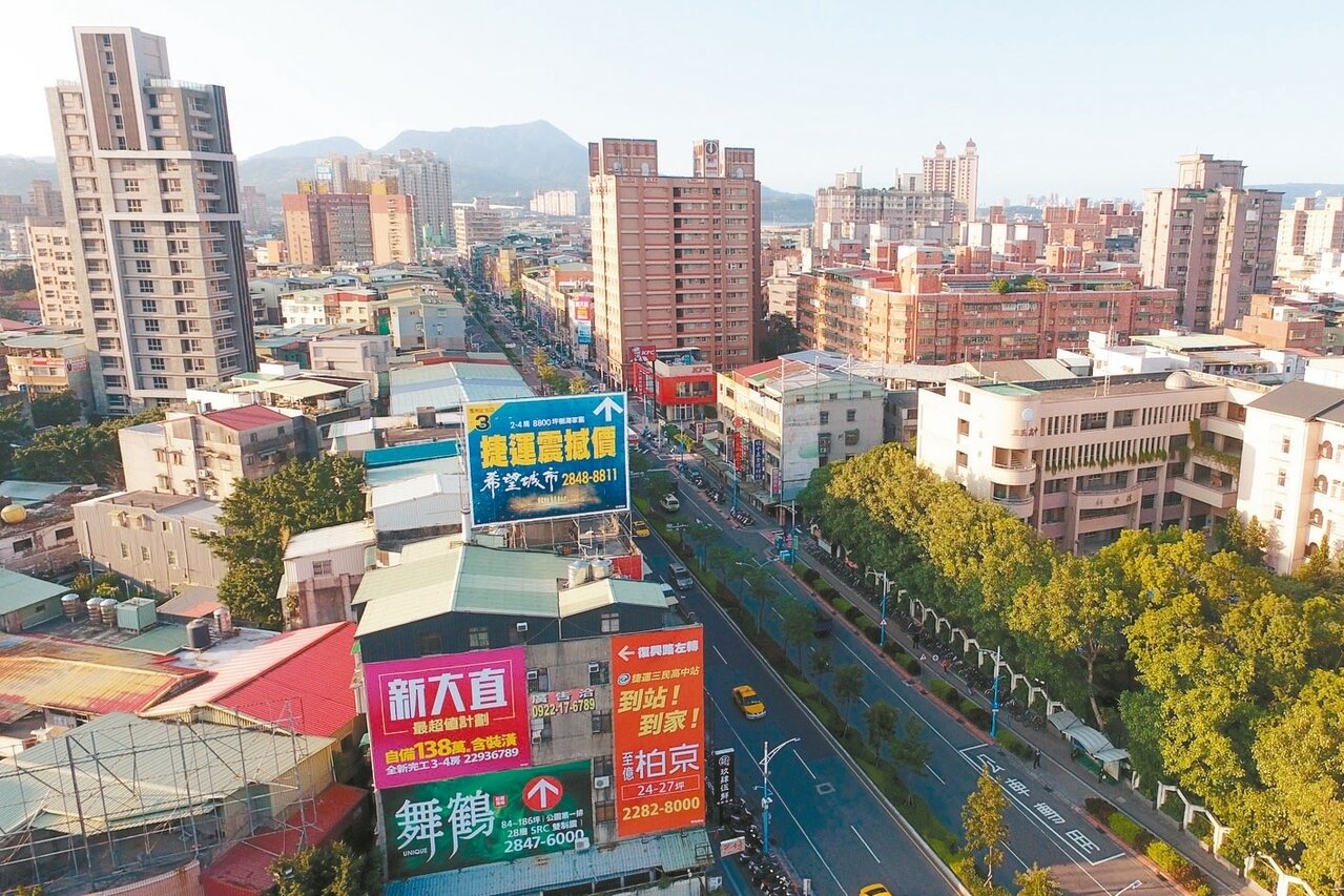 中和新蘆線房價4字頭、機能便利,帶動大量人潮進駐。 記者王騰毅/攝影