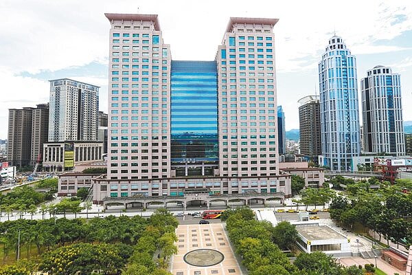 板橋區的聯外網絡更加發達,對不動產價格有正向作用,而板橋站周邊人口密集、公司行號林立,有強勁的剛性需求,房價漲幅為五鐵共構最高。 記者王騰毅/攝影