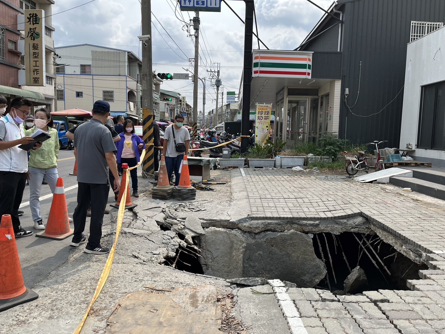 台南市新化區信義路突崩塌，出現寬近4公尺大坑洞，下方竟是大排水溝，鋼筋鏽蝕水泥板無法負荷，因緊鄰市場和商家，引發恐慌。記者吳淑玲／攝影 