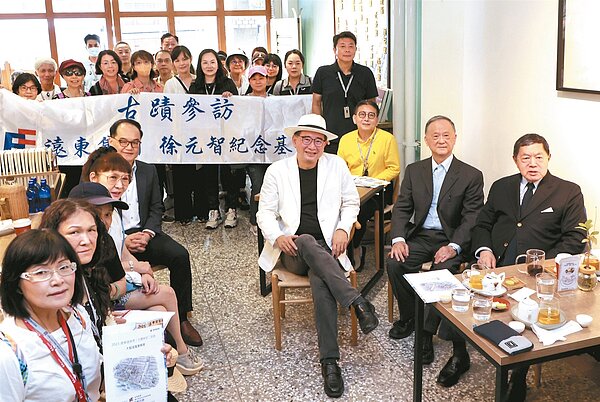 遠東建築獎昨於大稻埕舉辦歷史建築講堂,遠東集團董事長徐旭東(右)也出席聆聽。記者黃義書/攝影