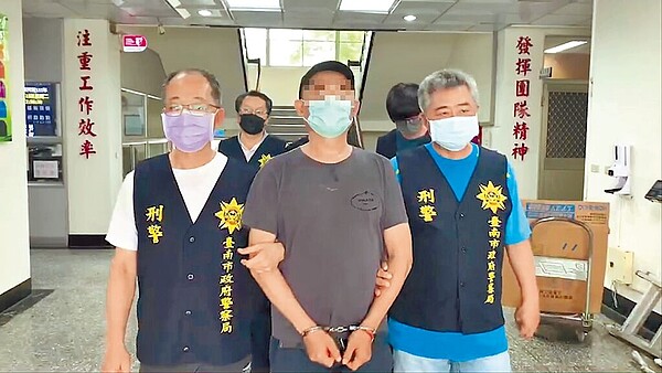 前立委施台生之子、綽號「水餃」的施政男（中）涉恐嚇靈骨塔業者遭法辦。（警方提供／曹婷婷台南傳真）