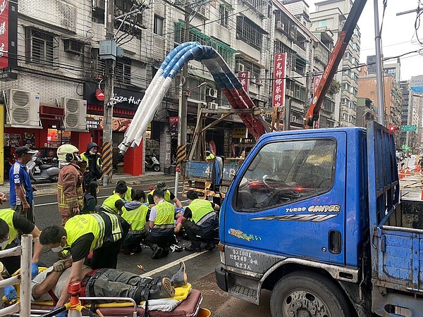 新北市板橋區長江路二段234號前一處工地，下午近3時許發生施工意外，該工地疑因路燈倒塌造成漏電，3名工人受傷。記者李易昌／翻攝