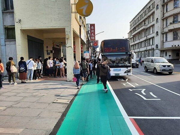 基隆到內湖科學園區1573減班,市府要求尖峰加密班次,降低對通勤民眾衝擊。圖/交通處提供