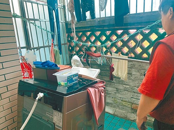 新北市動保處統計,夏季蛇類通報占整年的6成,樹林區某民宅屋主近期在洗衣機內發現約2米長的眼鏡蛇,當場嚇壞。(新北市動保處提供/蔡雯如新北傳真)