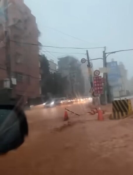20日稍早台中西屯路與遊園北路口，路面已是滾滾洪水。圖／截自顏寬恒臉書