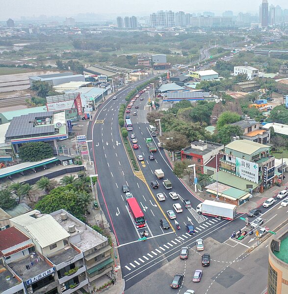為解決桃園大興西路與文中路口長期交通壅塞問題,桃園市政府推動「偏心左轉路暢計畫」,效果顯著。圖/桃園市交通局提供