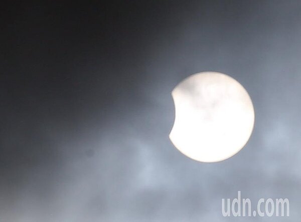 天狗食日又來了!今天中午一點左右南部民眾抬頭往天空看,可見難得一見的日偏食現象,受到今年最強春雨系統的影響,缺了一角的太陽不時被厚雲遮蓋。記者劉學聖/攝影