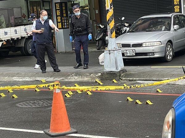 新北市土城區四川路今天驚傳槍手大白天涉嫌持改造衝鋒槍朝路邊一間當舖，當眾連開40多槍，再搭計程車直奔派出所投案，警方獲報封鎖現場採證，目前正全力調查槍擊案發生原因。記者王長鼎／翻攝