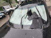 驚險！雨不停泰安又發生落石砸車　休旅車擋風玻璃被砸出大洞
