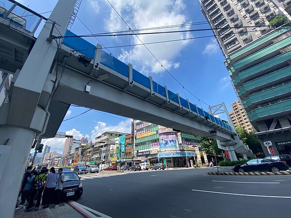 新北新店千禧陸橋明起拆除作業，北新路一段在本周及下周都將夜間封路，民眾須提早改道。圖／新北工務局提供