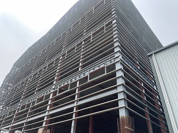 江姓與陳姓2名工人昨天從20米高的施工處跌落地面身亡,桃園勞檢處正調查原因。記者陳俊智/翻攝