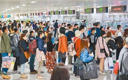 交通部觀光局昨日公布「辦理加速擴大吸引國際觀光客方案促進自由行旅客來台消費金實施要點」,5月起入境台灣3天至90天的旅客,可抽5000元消費金,50萬份消費金分為3年發放。(本報資料照片)