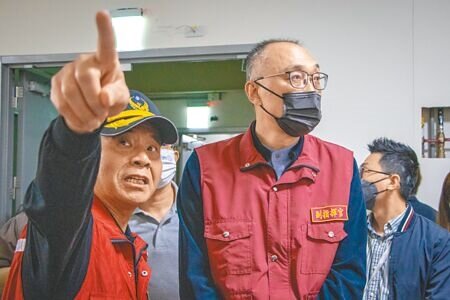 疫情趨緩,台灣引進移工人數逐漸增加,新北市副市長謝政達20日率領市府公安聯合稽查小組,稽查土城區福和生鮮農產公司的百人移工宿舍。(實習記者徐瀾攝)