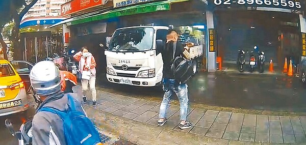 17歲劉姓少年（黑衣）20日持改造衝鋒槍，朝新北市土城區某當舖掃射51槍，隨後攜槍投案。（警方提供／蔡雯如新北傳真）