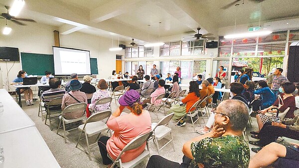 「清龍城土地權益促進會」成員說，中寮鄉水源地畫入國保地，擔心未來土地使用受限，希望增畫城鄉發展區。（馬文君提供／楊靜茹南投傳真）