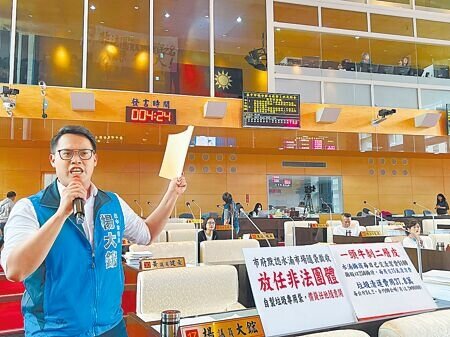 台中市議員楊大鋐表示,水湳市場攤商要繳交每月100元清潔管理費,還得購買隨袋徵收的垃圾袋費用,一頭牛被剝兩層皮。(林欣儀攝)