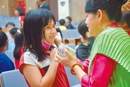泰國潑水節不潑水活動，右昌國小學童改以「香粉」輕抹於臉頰及額頭，獻上祝福話語。（林雅惠攝）