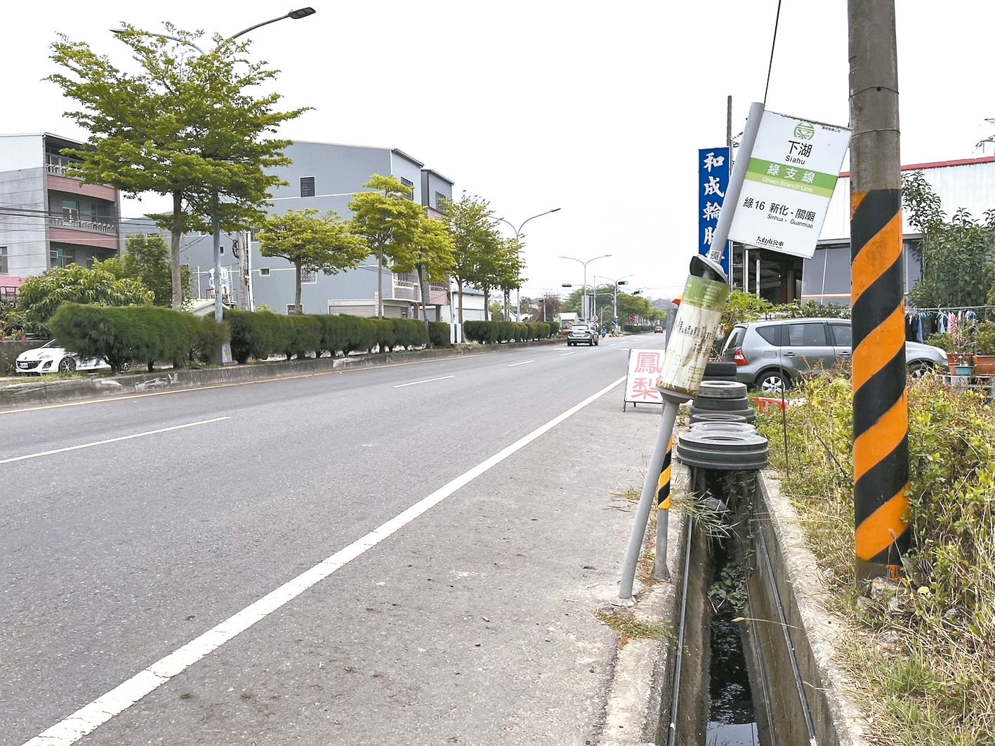 台南市多數公車站牌只有一支單桿，並沒有亭子及座椅。記者吳淑玲／攝影 