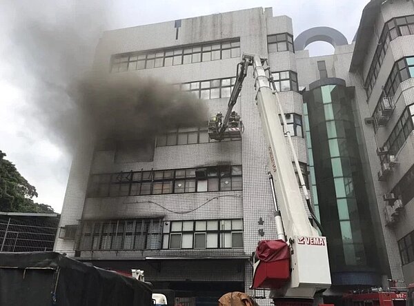 桃園市僅有17輛雲梯車，數量在六都墊底，多名議員昨天質詢呼籲市府增加消防設備數量。圖／聯合報資料照片
