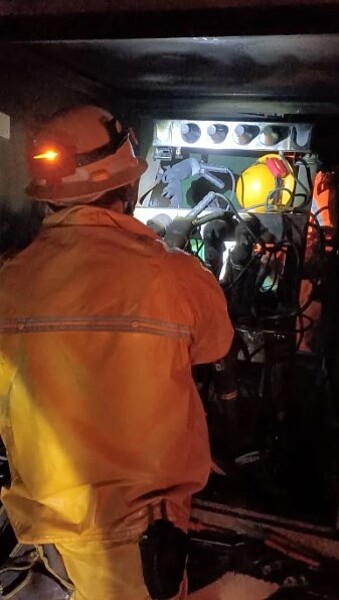 新竹縣竹北市六家變電所前晚發生FQ05饋線事故造成2千多戶停電,台電人員搶修查出是因雷擊造成開關接頭故障。圖/台電新竹區營業處提供