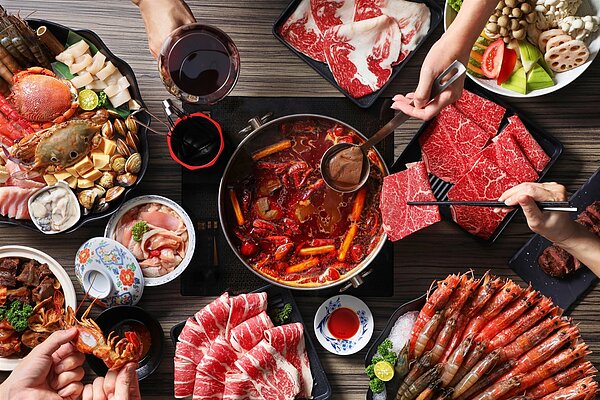 「狂野麻神」為「麻神」的姊妹品牌,主打麻辣鍋吃到飽。圖/取自狂野麻神粉絲頁