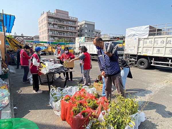 響應4月22日世界地球日，台中市政府環保局明（22）日將舉辦「廢電池及回收物換樹苗」活動。圖／台中市政府提供