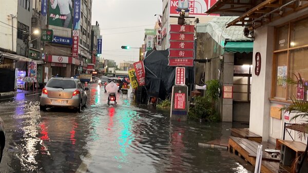 近兩日大雨，造成中台灣部分地區淹水嚴重。圖／取自鹿港鎮長許志宏臉書