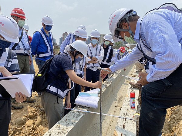 查核小組視察新竹市光埔二期自辦市地重劃區推進開闢情形。圖/竹市府提供