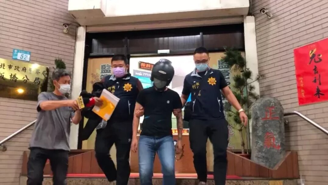 朝新北市土城當舖開51槍的少年槍手昨晚由警方依法解送,新北地院少年法庭今天裁定收容。記者李易昌/攝影